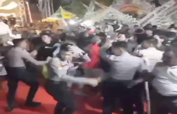 Foto: Suasana pengaman bentrok dua grup musik tong - tong di Sumenep