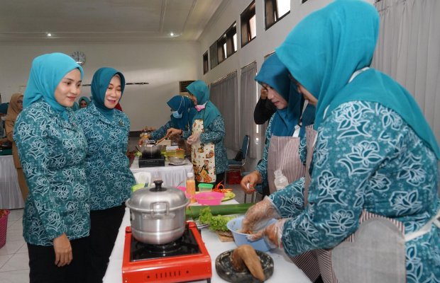 Foto: Ketua TP PKK Sumenep Nia Kurnia Fauzi Saat diacara lomba memasak ikan