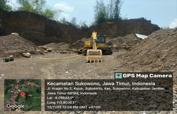 Foto:  Ekskavator di tambang galian c di segel polisi