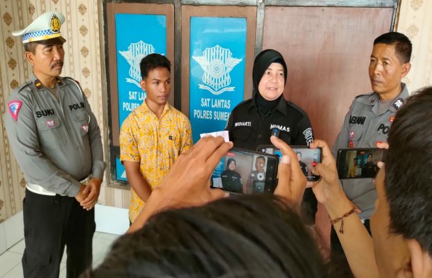 Foto: Sopir Truk Rifki (baju kuning) pengendara truk oleng diamankan Mapolres Sumenep