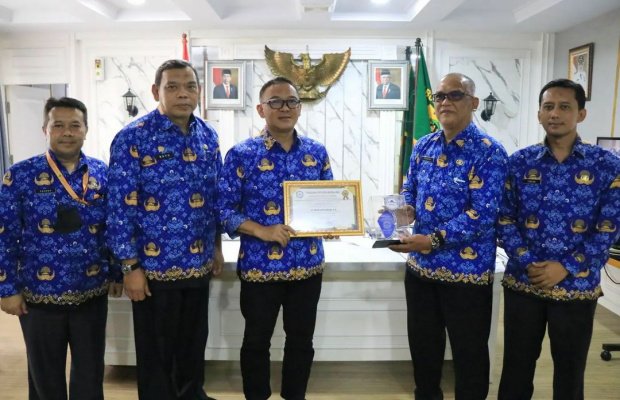 Foto: Kadis Kominfo dan bupati Bogor.