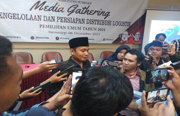 Foto: Ketua KPU Sumenep Dr. H. Rahbini saat dikonfirmasi awak media