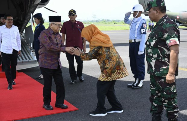 Foto: Wapres disambut oleh Gubernur Jawa Timur Khofifah Indar Parawansa di Bandar Udara Notohadinegoro Jember.