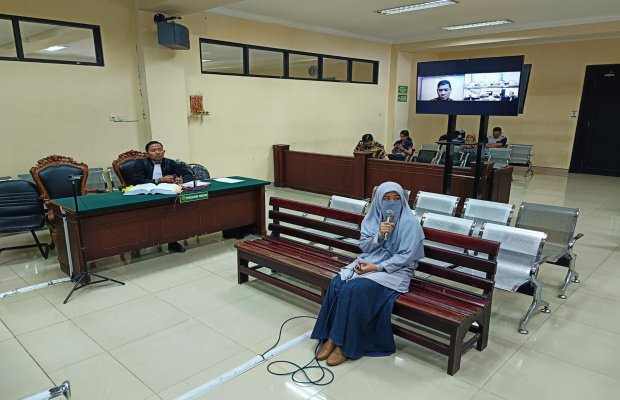 Foto: Dewi Lestari, saat menjadi saksi sidang kasus korupsi kapal ghoib mantan bupati di PN Tipikor Surabaya