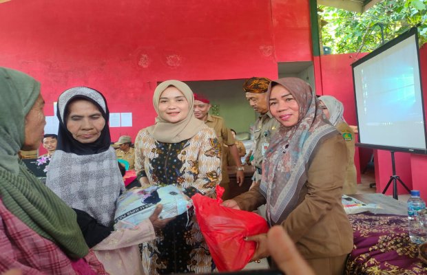 Foto: Ketua TP PKK Nia Kurnia Fauzi bersama Sekdis Dinsos Sumenep saat menyerahkan bansos lansia