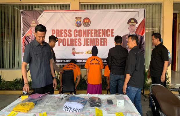 Foto: Tersangka kasus pembunuhan seorang janda saat press confrence di Mapolres Jember