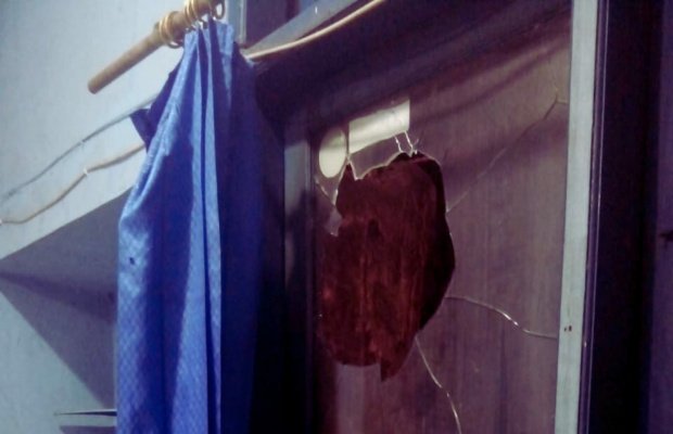 Foto: Kaca Jendela Kantor PC PMII Kota Bekasi yang pecah