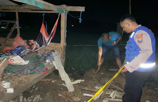 Foto: Petugas kepolisian Polres Sumenep saat mengecek tempat kejadian perkara (TKP) 