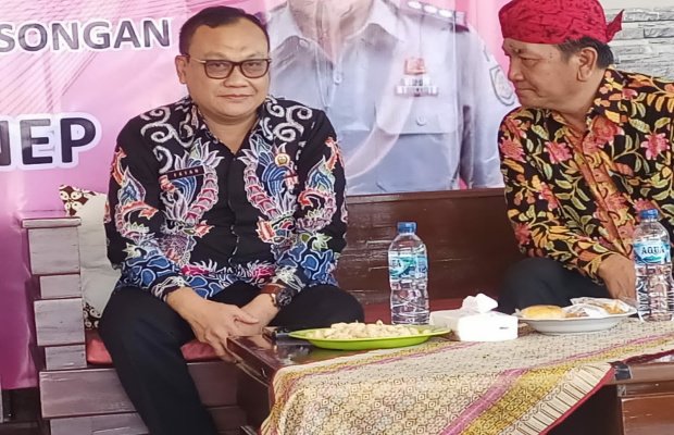 Foto: Kepala BPN Sumenep, Moh. Fatan  Fahir. saat menyerahkan sertifikat program PTSL kepada masyarakat Desa Bun Barat Kecamatan Rubaru