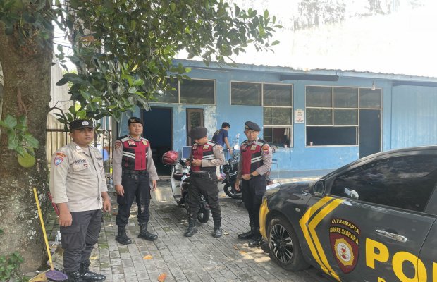 Foto: Personel Polres Jember saat melakukan Pengamanan Kantor dan Gudang Logistik KPU
