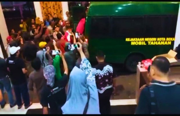 Foto: Para tersangka saat masuk mobil tahanan Kejari 