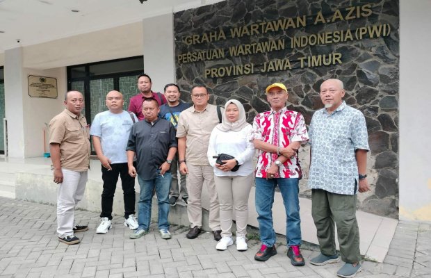 Foto : Diskominfo Jember dan PWI Jatim foto bersama usai rapat koordinasi persiapan HPN 2024 