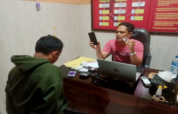 Foto: Tersangka saat dimintai keterangab Polisi
