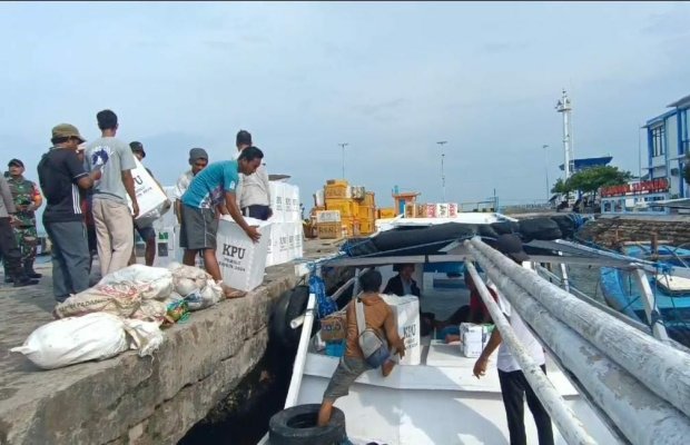 Foto: Pendistribusian logistik ke Desa Sakala oleh PPK Sapeken