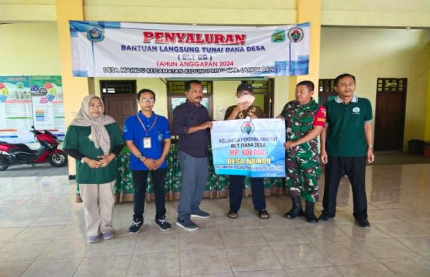 Foto: Puluhan warga Desa Maindu, Kecamatan Kedungpring, Kabupaten Lamongan saat menerima BLT-DD