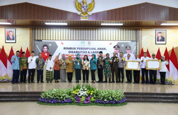 Foto:  Menteri Pemberdayaan Perempuan dan Perlindungan Anak (PPPA) RI, bersama Wakil Bupati Jember KH. MB. Firjaun Barlaman beserta jajarannya.