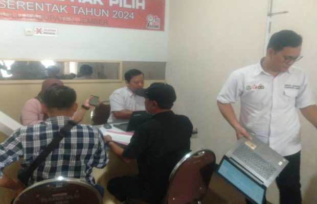 Foto: warga Tanggul saat di kantor Bawaslu Jember