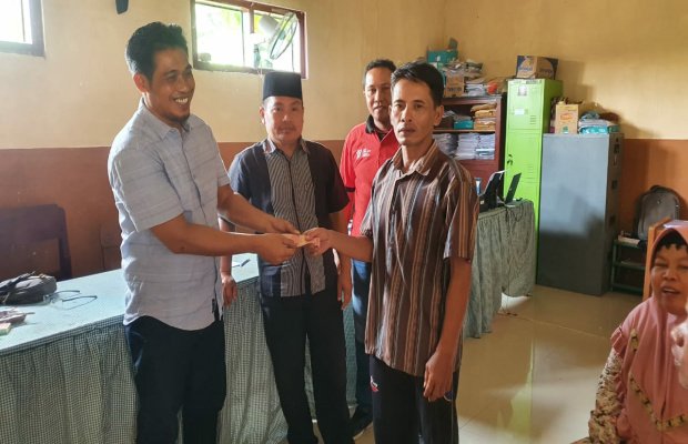 Foto: penyerahan bantuan kepala desa
