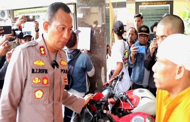 Foto : Kapolres Lumajang interogasi pelaku dihadapan awak media