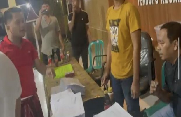 Foto: Oknum anggota DPR RI saat menunjuk-nunjuk Hamdan salah satu anggota PPK Lenteng.