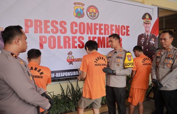 Foto: Kapolres Jember AKBP Bayu Pratama Gubunagi saat mengadakan jumpa pers,