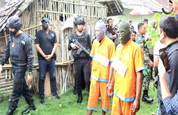Foto : Dua pelaku saat memperagakan perbuatannya di tempat kejadian perkara
