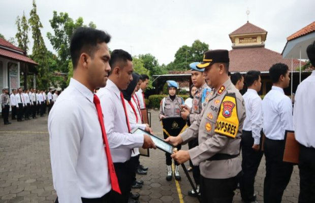 Foto : Kapolres Probolinggo Kota AKBP Wadi Sa'bani, SH. S.I.K. M.H Saat Menyerahkan Penghargaan