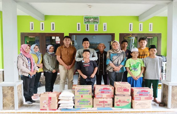 Foto: Polres Jember saat berbagi ke anak yatim