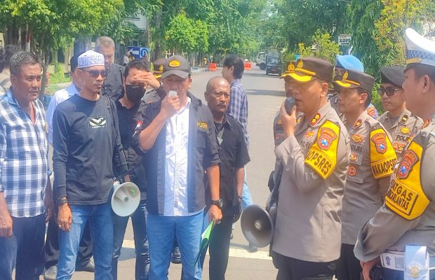 Foto : Aksi Demo di Halaman Polres Probolinggo Kota