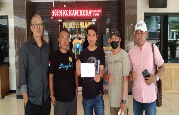 Foto : Indra Hosi (tengah) menunjukkan bukti serahterima surat kepada Kapolres Lumajang