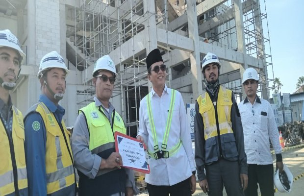 Foto: Ketua DPRD Sumenep KH Hamid Ali Munir saat sidak pembangunan kantor baru 