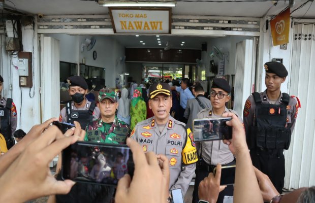 Foto : Kapolres Probolinggo Kota AKBP Wadi Sa'bani Saat Memantau CCTV