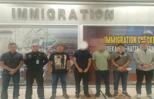Foto: Petugas Imigrasi Kelas I TPI Tanjung Perak saat mendeportasi dua warga Malaysia