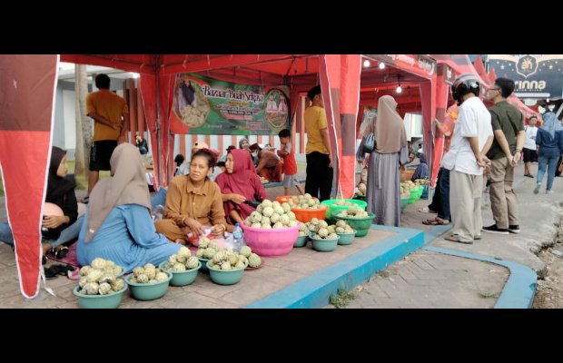 Foto: Para pedagang srikaya saat diacara festival