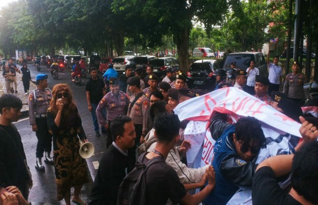 Foto: Aksi GMNI di Polrestro Bekasi Kota