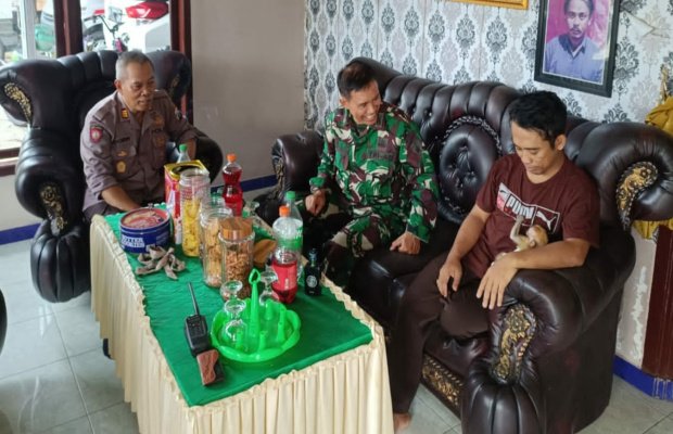 Foto : Kapolsek dan Danramil Klakah saat berada di kediaman Kades Sawaran Lor