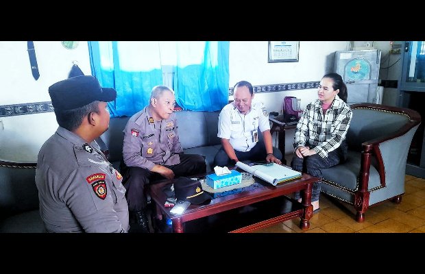 Foto : Suasana silaturahmi, Kapolsek Klakah duduk berdampingan dengan kepala stasiun Klakah (berseragam warna putih)
