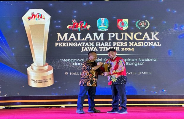 Foto: Bupati Sumenep Achmad Fauzi Wongsojudo saat menerima penghargaan dari Ketua PWI Jatim