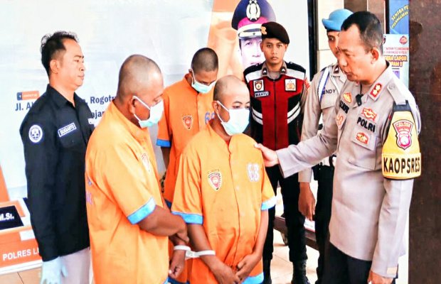 Foto : Tersangka HA dan F diinterogasi
