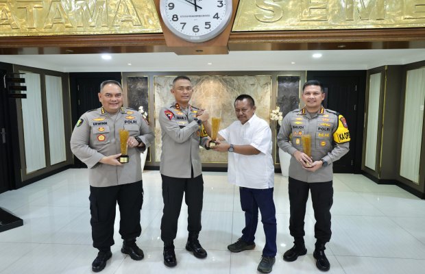 Foto: Penyerahan penghargaan PWI Jatim Award 2024