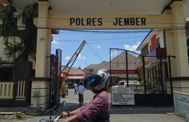 Foto: Seorang pengendara sedang melintas didepan pintu masuk Mapolres Jember