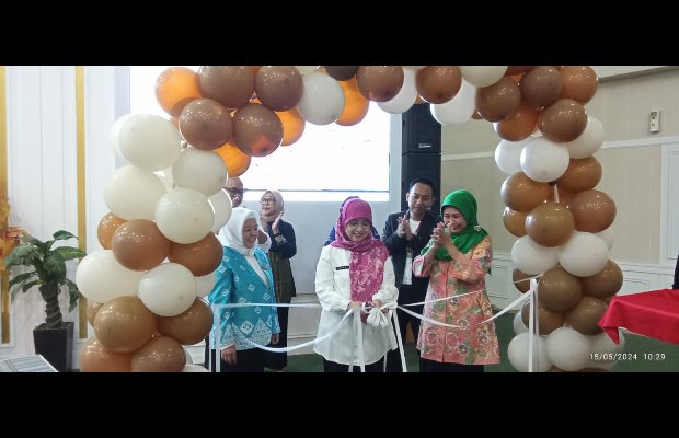 Foto: Sekdis Dinas Pendidikan Kabupaten Bogor saat potong pita