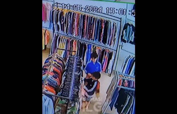 Foto:Dua Bocah sedang mencuri jaket di salah satu toko di Singosari Kabupaten Malang (tangkapan layar)