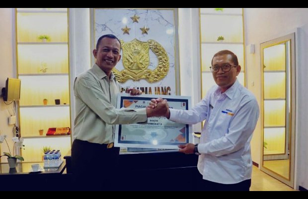 Foto : Serah terima penghargaan di ruang Kapolres Lumajang