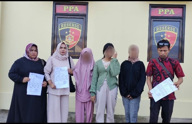 Foto: Orang dan korban pencabulan oknum guru SD saat melapor ke Mapolres Sumenep