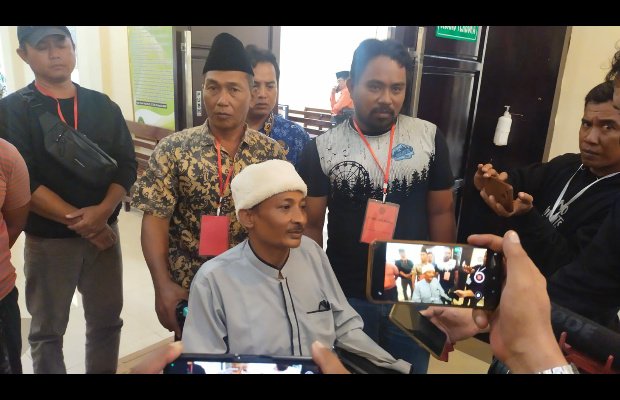 Foto : Muarah duduk di kursi roda usai keluar dari ruang sidang di PN Sampang 