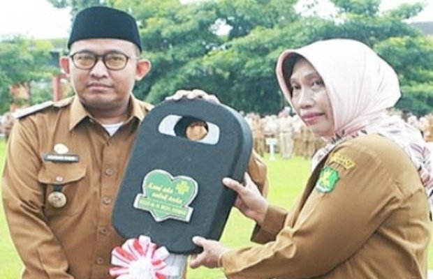 Foto (Dok): Bupati Sumenep Achmad Fauzi Wongsojudo, Saat Memberikan Secara Simbolis Kunci Mobil Ambulance dari BPRS Bhakti Sumekar 