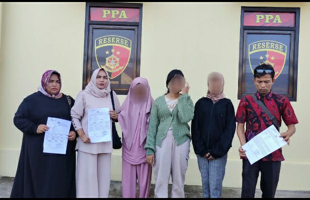 Foto: para korban pencabulan oknum guru SD saat melaporkan kasus yg menimpanya ke Mapolres Sumenep