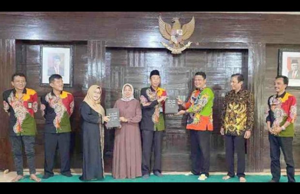 Foto: (Dok) Kepala Diskominfo Sumenep Indra Wahyudi (tiga dari kanan) memberikan cendera mata kepada mantan Kepala Diskominfo Sumenep Ferdiansyah Tetrajaya di aula kantor setempat.