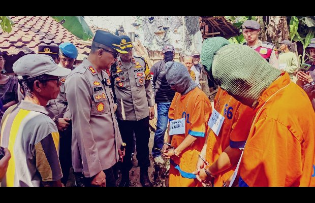 Foto : Tiga pelaku saat memperagakan aksinya di tempat kejadian